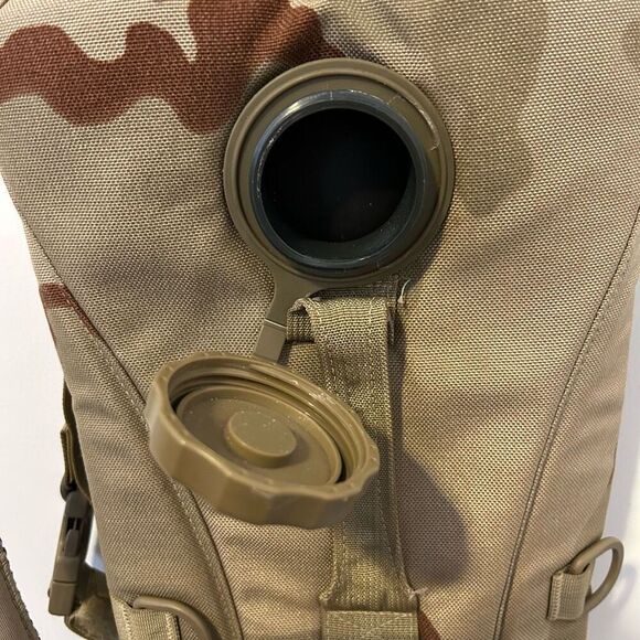 CamelBak Maximum Gear Tactical Backpack Desert Camo Hydration Pack Missing bite - Picture 4 of 8